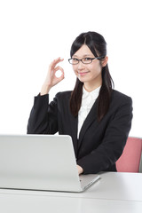 ビジネスウーマン　ノートパソコンで仕事