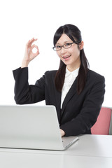 ビジネスウーマン　ノートパソコンで仕事