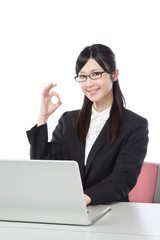 ビジネスウーマン　ノートパソコンで仕事