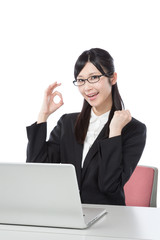 ビジネスウーマン　ノートパソコンで仕事