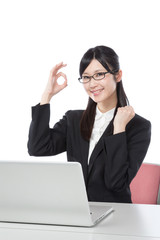 ビジネスウーマン　ノートパソコンで仕事