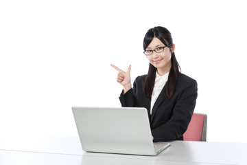 ビジネスウーマン　ノートパソコンで仕事