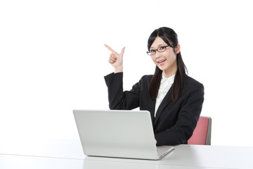 ビジネスウーマン　ノートパソコンで仕事