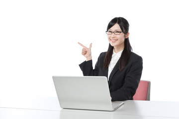 ビジネスウーマン　ノートパソコンで仕事