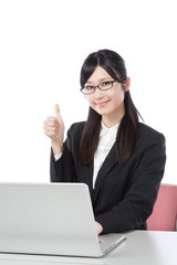 ビジネスウーマン　ノートパソコンで仕事