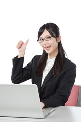 ビジネスウーマン　ノートパソコンで仕事