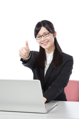 ビジネスウーマン　ノートパソコンで仕事