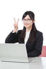 ビジネスウーマン　ノートパソコンで仕事