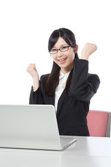 ビジネスウーマン　ノートパソコンで仕事