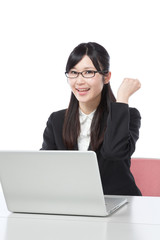 ビジネスウーマン　ノートパソコンで仕事