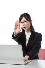 ビジネスウーマン　ノートパソコンで仕事