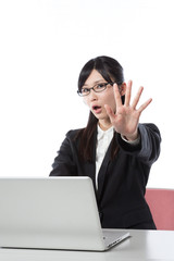 ビジネスウーマン　ノートパソコンで仕事