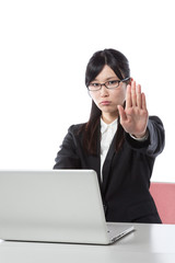 ビジネスウーマン　ノートパソコンで仕事