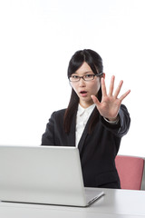 ビジネスウーマン　ノートパソコンで仕事