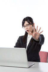 ビジネスウーマン　ノートパソコンで仕事