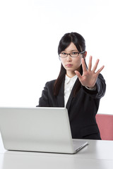 ビジネスウーマン　ノートパソコンで仕事