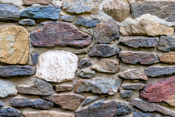 Mauerwerk mehrfarbige Natursteine