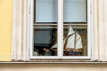 Obraz na płótnie Canvas Schiffsmodell auf dem Fensterbrett