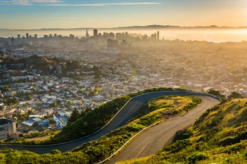 Poster Curvy road and view of downtown at sunrise from Twin Peaks, in S © jonbilous