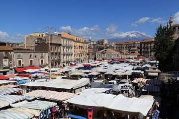 Mercato di Catania col vulcano Etna sullo sfondo