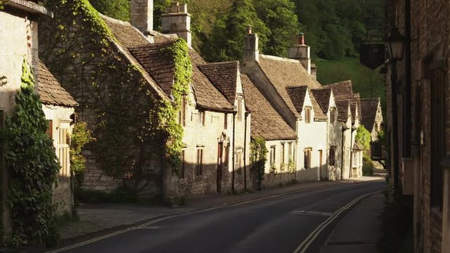 WS Village with stone houses / Castle Combe, Cotswolds, Wiltshire, UK