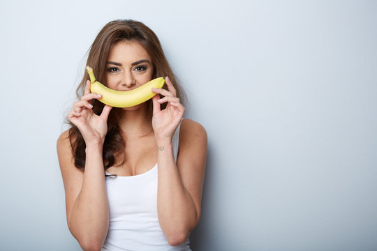 junge br&uuml;nette frau mit einer banane