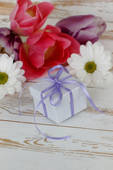Fototapeta na wymiar Blumen mit Geschenk