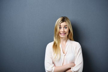 frau zieht eine grimasse