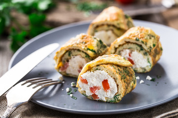 Omelette rolls with curd