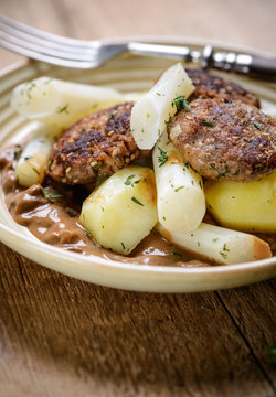 Kartoffeln,Schwarzwurzel und vegane Brätlinge mit Sesam
