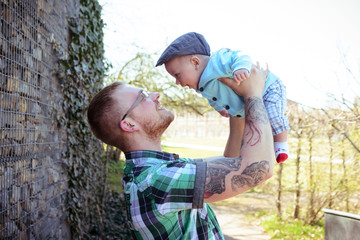 Stolzer Vater mit seinem 4 Monate alten Sohn