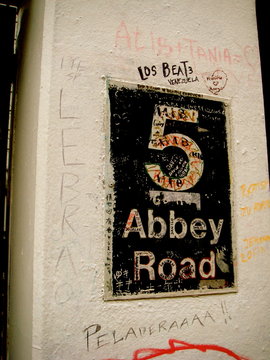 Cartel de Abbey Road en la calle