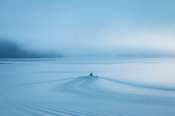 Fischerboot früh morgens am See