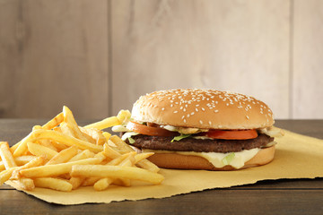 hamburger sfondo legno