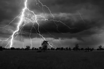 Foto op Plexiglas Onweer Zomerstorm met donderregen en bliksemschichten.