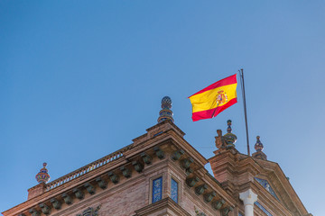 Fototapeta na wymiar Bandera de España en la Plaza de España de Sevilla