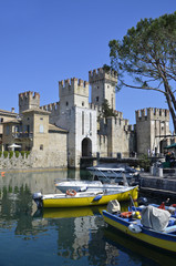 Scaligerburg mit Wassergraben in Sirmione, Gardasee