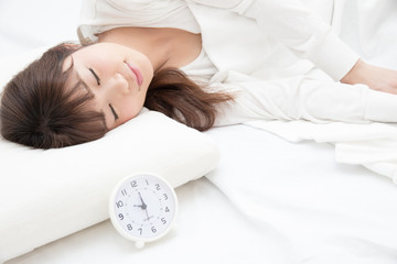 眠る女性
