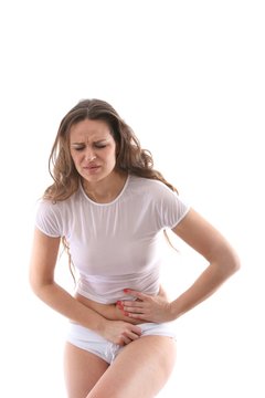Junge Frau mit Bauchschmerzen (weisser Hintergrund)