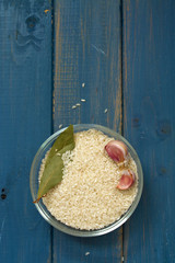 Obraz na płótnie Canvas rice in bowl on blue background