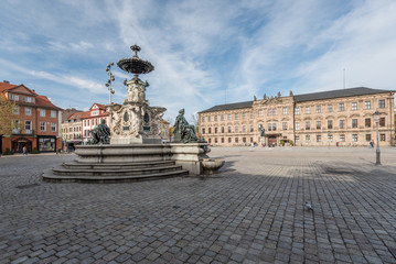 Schlossplatz Erlangen mit Paulibrunnen - 82487738