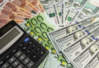 Калькулятор на фоне денег.