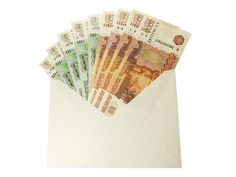 Российские купюры достоинством 1000 и 5000 рублей в конверте.