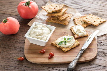 Crisps with cream cheese