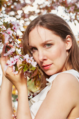 Glueck und Entspannung im Fruehling unter den Kirschblueten