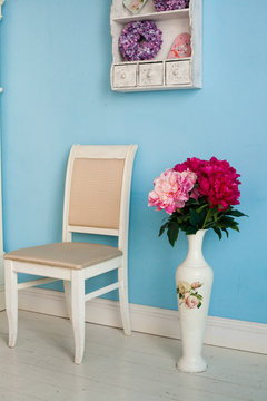  room interior with flowers and chair