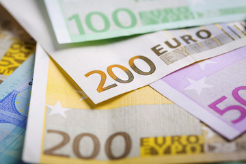 Obraz premium Closeup of euro banknotes and coins