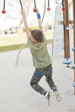 Bambino al parco giochi