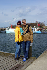 Fototapeta na wymiar Paar im Hafen Timmendorf Strand