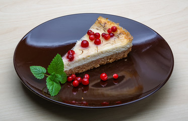 Cheesecake with berries and mint